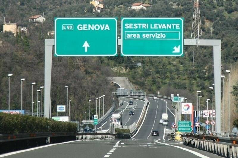 Uscita autostradale per il casello di Sestri Levante.