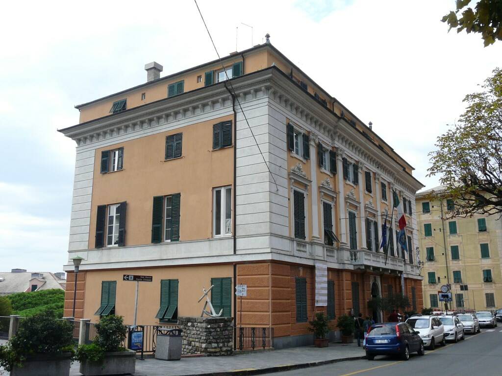 Il palazzo del municipio a Camogli.