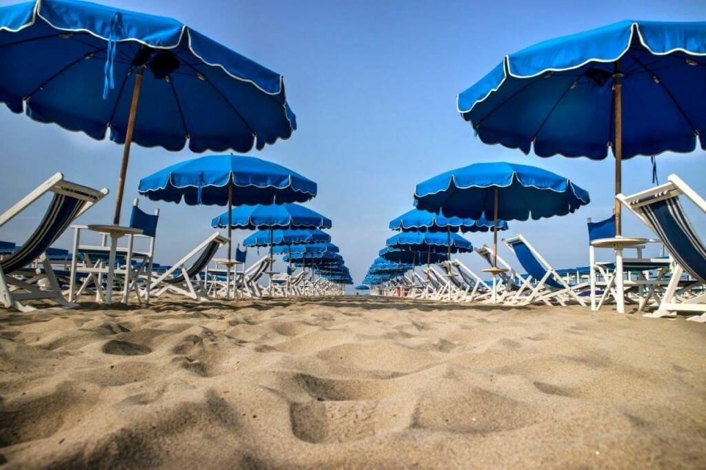 Una spiaggia attrezzata in Liguria.