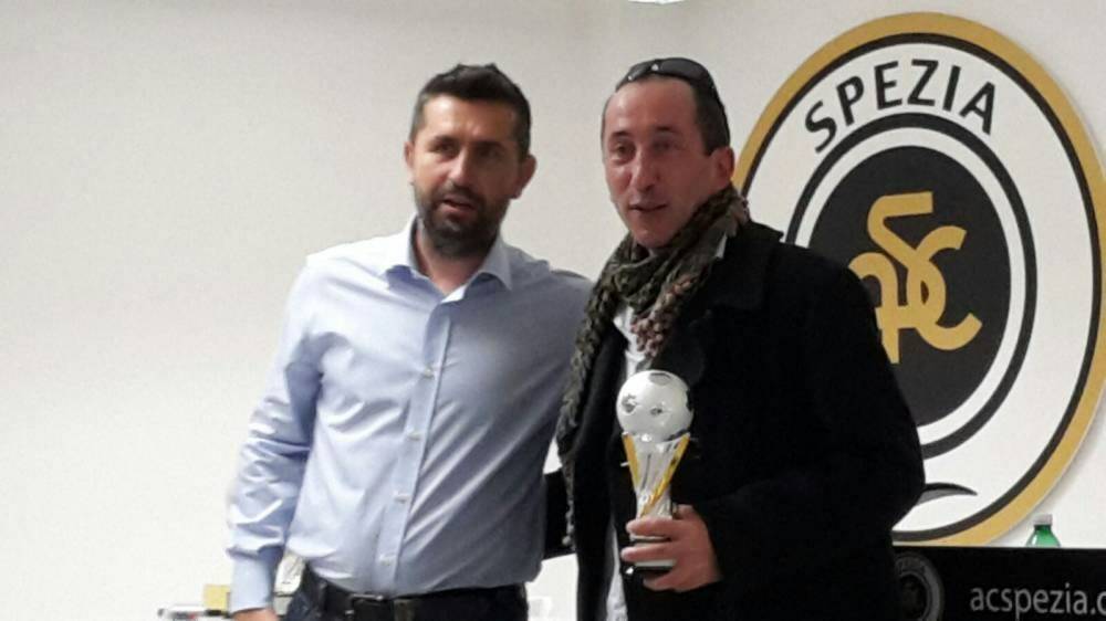 Simone Ameri premiato dall'ex mister dello Spezia Calcio Nenad Bjelica.