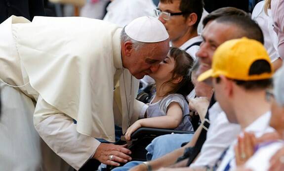 Papa Francesco con una piccola malata.