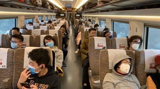 In treno con la mascherina.