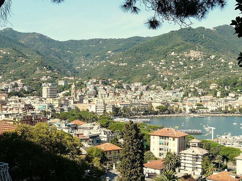 Un bel panorama di Rapallo.