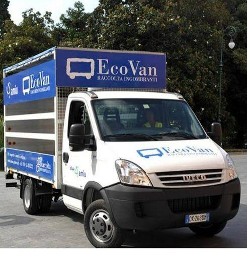 Il furgone che funge da servizio "Ecovan" per il ritiro dei rifiuti ingombranti.