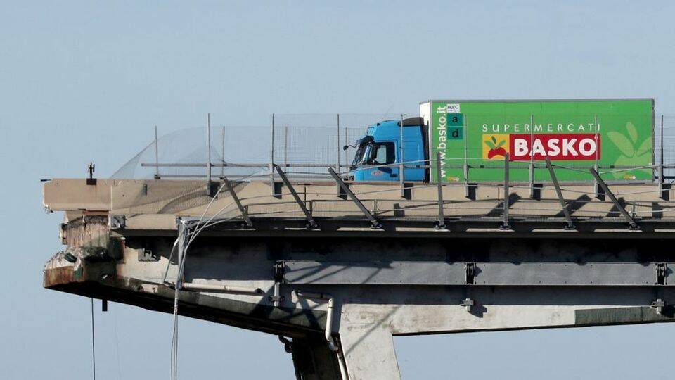 Il camioncino della Basko in bilico sul Ponte Morandi crollato