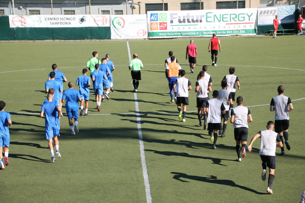 Genova Calcio e Lavagnese entrano in campo per una gara amichevole.