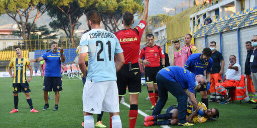 Mauro Coppolaro, di spalle, nella partita giocata in casa della Juve Stabia.