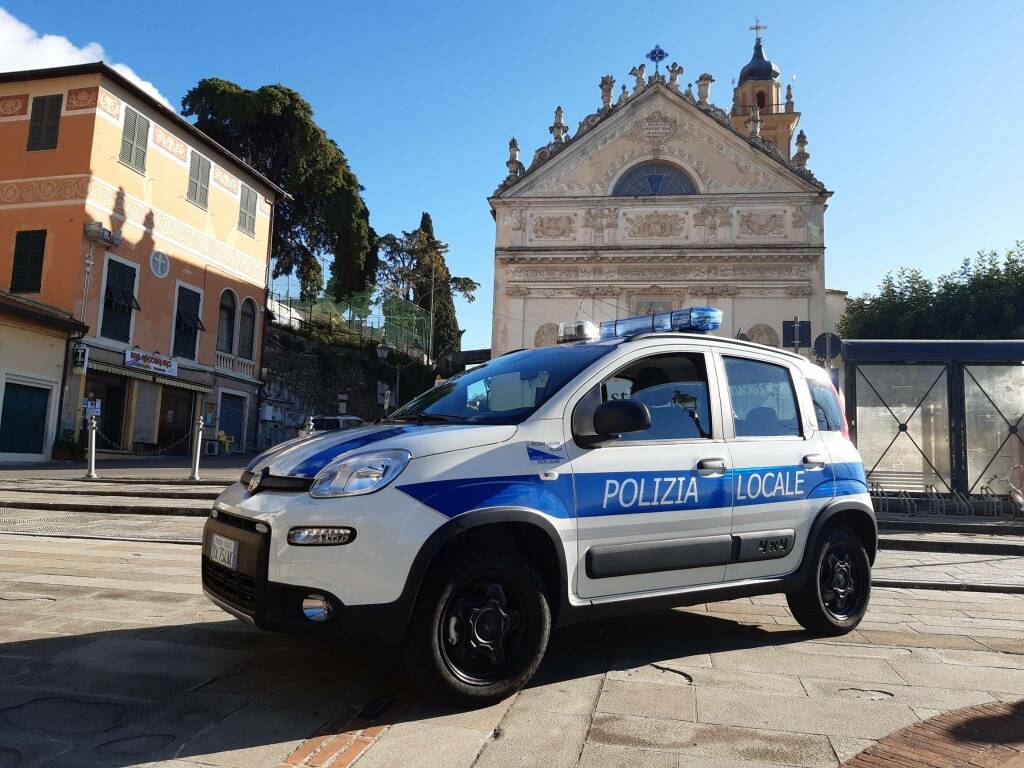 polizia locale, pieve ligure, auto di servizio