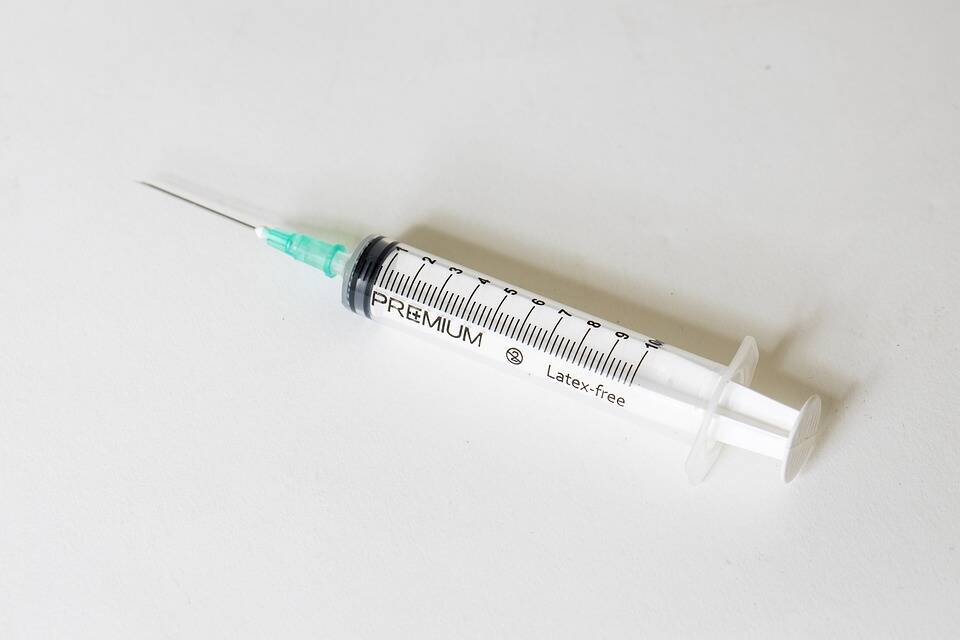 vaccino, siringa (ph pixabay)