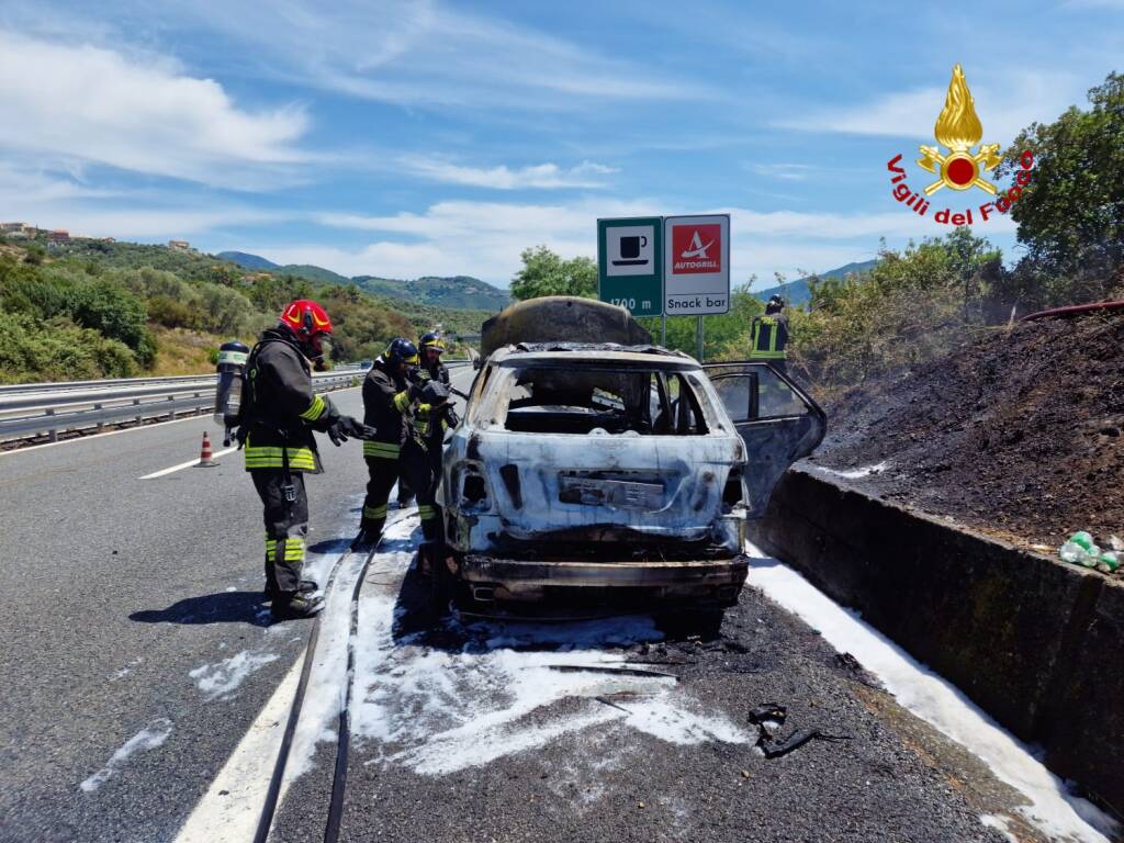 auto in fiamme in a12