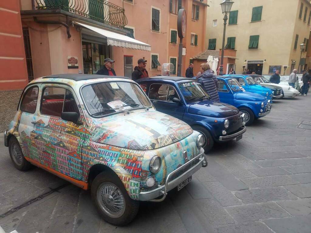Camogli: raduno delle Fiat 500, tappa in via Repubblica