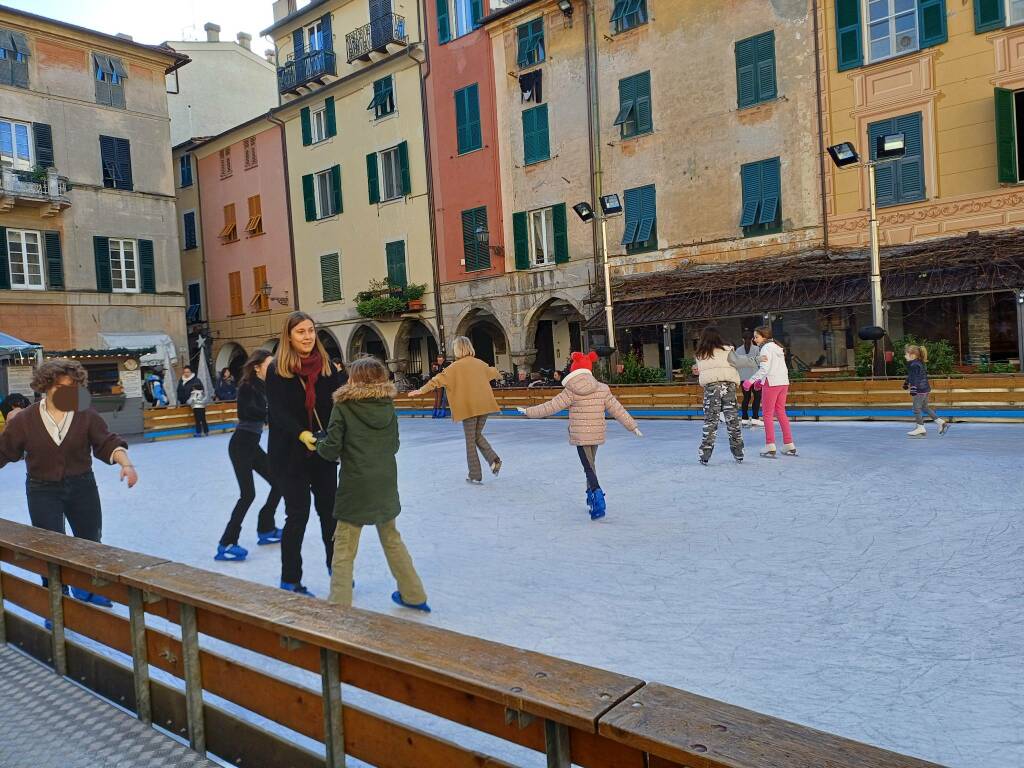 pista del ghiaccio, piazza Fenice, divertimento,  chiavari, centro storico